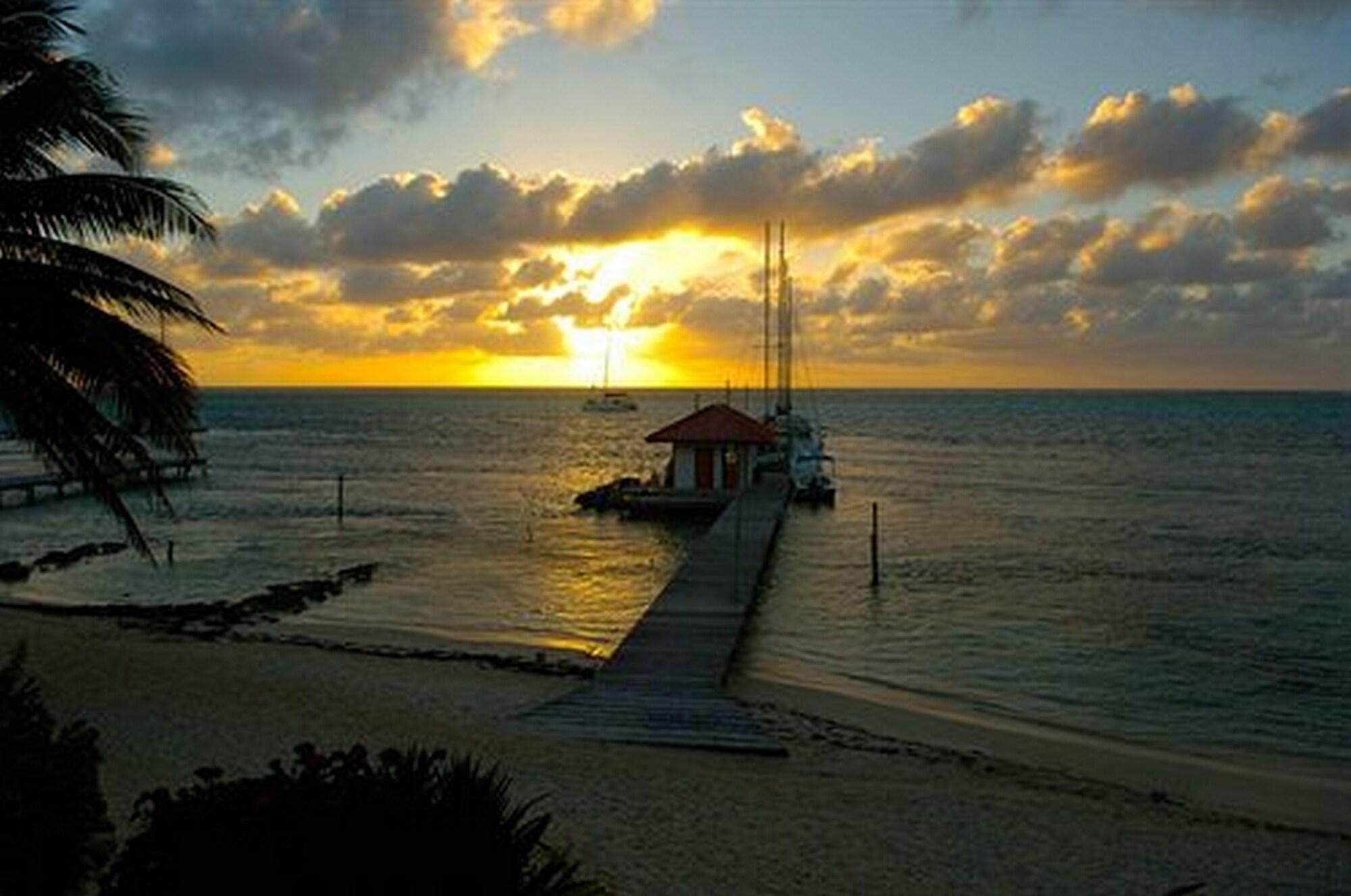 The Palms Oceanfront Suites San Pedro  Luaran gambar